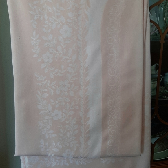 Vtg Damask Pastel Pink Tablecloth and 6 Piece Napkin Set. - Picture 1 of 11